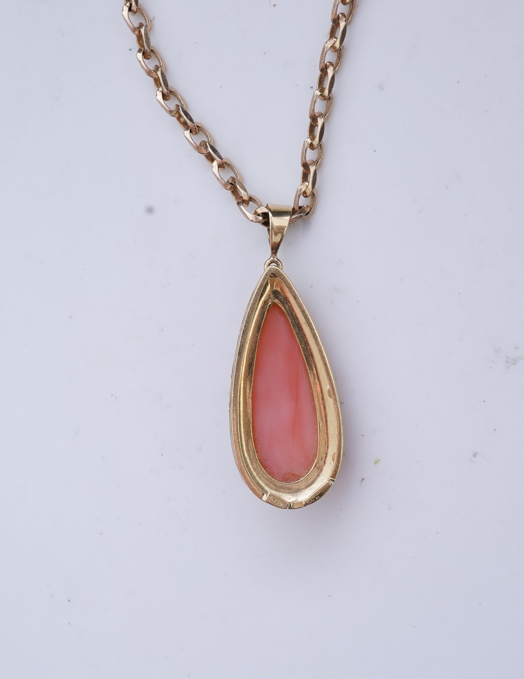A coral pendant necklace